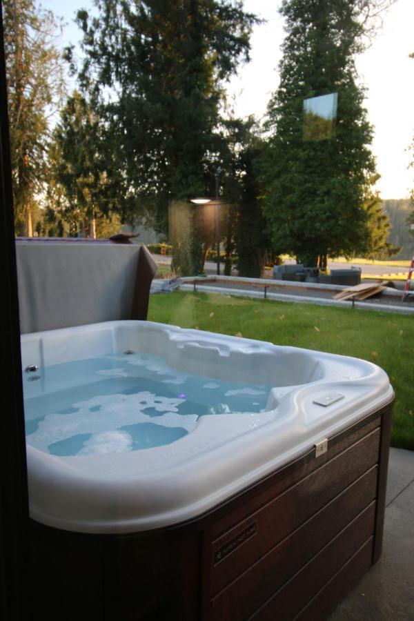 Luxe Lake Cabin Hot Tub Grill Firepit Ev Charger Onalaska Exterior foto